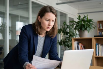 Femme en bureau moderne avec ordinateur et documents